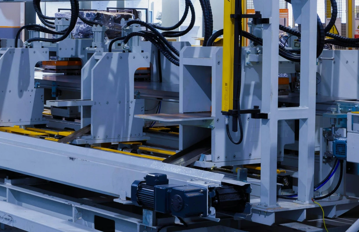 automated production line with conveyor system and processing stations